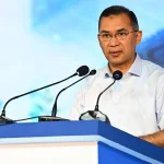 প্রধানমন্ত্রী তারেক রহমান আজ রাজধানীর নভোথিয়েটারে ‘ন্যাশনাল সেমিকন্ডাক্টর সিম্পোজিয়াম অ্যান্ড বিইএআর সামিট’র উদ্বোধনী অনুষ্ঠানে প্রধান অতিথির বক্তব্য দেন । ছবি : পিএমও