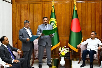 ত্রয়োদশ জাতীয় সংসদ নির্বাচনে চট্টগ্রাম-২ (ফটিকছড়ি) আসন থেকে নির্বাচিত বাংলাদেশ জাতীয়তাবাদী দলের (বিএনপি) সংসদ সদস্য সরোয়ার আলমগীর আনুষ্ঠানিকভাবে শপথ গ্রহণ করেছেন।