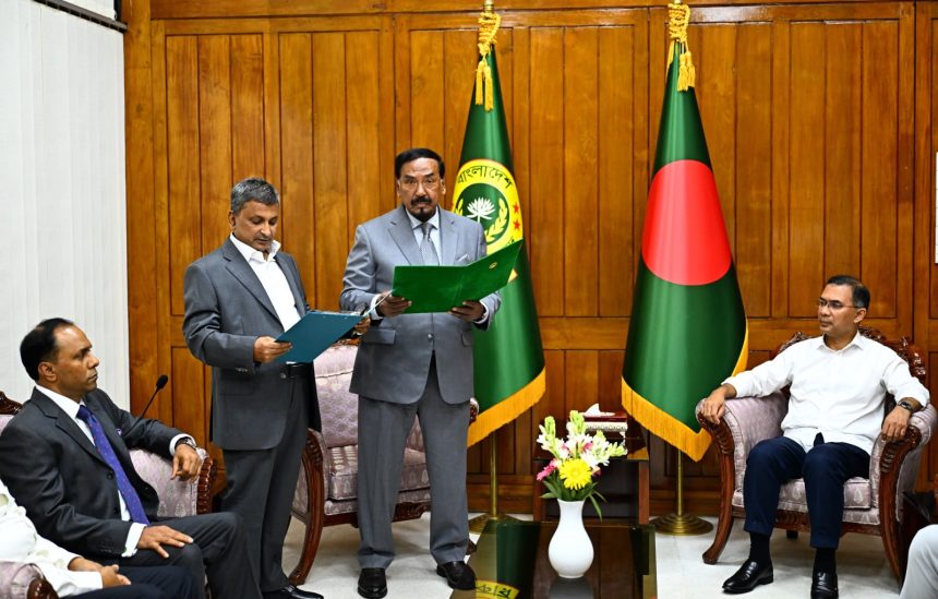 ত্রয়োদশ জাতীয় সংসদ নির্বাচনে চট্টগ্রাম-২ (ফটিকছড়ি) আসন থেকে নির্বাচিত বাংলাদেশ জাতীয়তাবাদী দলের (বিএনপি) সংসদ সদস্য সরোয়ার আলমগীর আনুষ্ঠানিকভাবে শপথ গ্রহণ করেছেন।