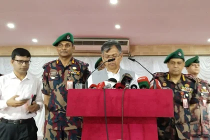 সোমবার দুপুরে রাজধানীর পিলখানায় শহীদ ক্যাপ্টেন আশরাফ হলে আয়োজিত এক সংবাদ সম্মেলনে বক্তব্য দেন স্বরাষ্ট্রমন্ত্রী সালাহউদ্দিন আহমদ।
