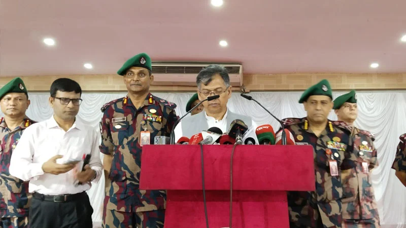 সোমবার দুপুরে রাজধানীর পিলখানায় শহীদ ক্যাপ্টেন আশরাফ হলে আয়োজিত এক সংবাদ সম্মেলনে বক্তব্য দেন স্বরাষ্ট্রমন্ত্রী সালাহউদ্দিন আহমদ।