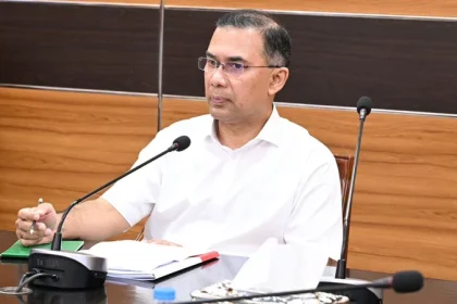আজ বিকেলে সচিবালয়ে স্বাস্থ্য মন্ত্রণালয়ে সংশ্লিষ্টদের সঙ্গে বৈঠক করেন প্রধানমন্ত্রী তারেক রহমান। ছবি: প্রধানমন্ত্রীর কার্যালয়