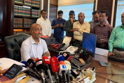 সচিবালয়ে আইন মন্ত্রণালয়ে নিজ দপ্তরে এক ব্রিফিংয়ে সাংবাদিকদের প্রশ্নের জবাব দেন আইনমন্ত্রী মো. আসাদুজ্জামান। ছবি: বাসস