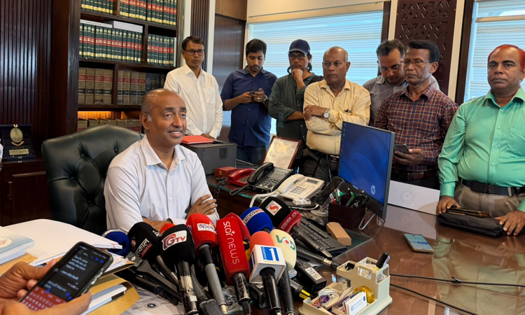 সচিবালয়ে আইন মন্ত্রণালয়ে নিজ দপ্তরে এক ব্রিফিংয়ে সাংবাদিকদের প্রশ্নের জবাব দেন আইনমন্ত্রী মো. আসাদুজ্জামান। ছবি: বাসস