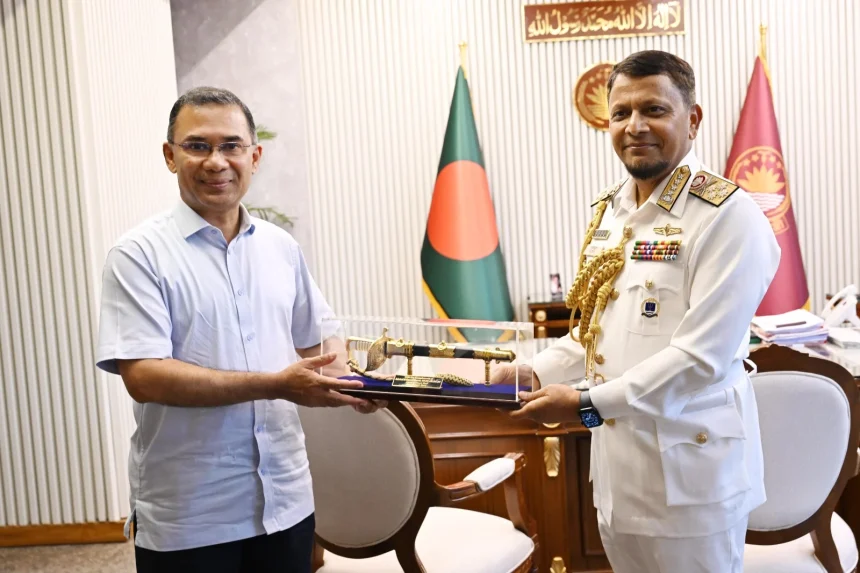 প্রধানমন্ত্রী তারেক রহমানের সঙ্গে আজ সচিবালয়ে তাঁর কার্যালয়ে বিদায়ী নৌবাহিনী প্রধান অ্যাডমিরাল এম নাজমুল হাসান সাক্ষাৎ করেন। ছবি : পিএমও