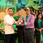 বৃহস্পতিবার রাজধানীর বাংলাদেশ-চীন মৈত্রী সম্মেলন কেন্দ্রে প্রধানমন্ত্রী তারেক রহমান বিজয়ীদের হাতে জাতীয় পরিবেশ পদক তুলে দেন। ছবি : পিএমও