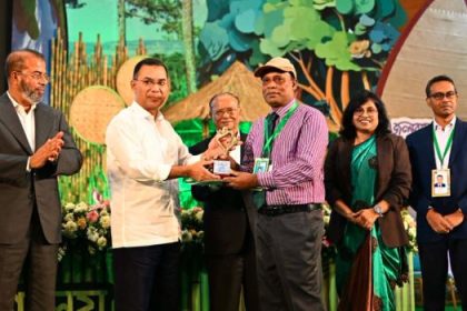 বৃহস্পতিবার রাজধানীর বাংলাদেশ-চীন মৈত্রী সম্মেলন কেন্দ্রে প্রধানমন্ত্রী তারেক রহমান বিজয়ীদের হাতে জাতীয় পরিবেশ পদক তুলে দেন। ছবি : পিএমও