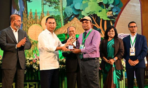 বৃহস্পতিবার রাজধানীর বাংলাদেশ-চীন মৈত্রী সম্মেলন কেন্দ্রে প্রধানমন্ত্রী তারেক রহমান বিজয়ীদের হাতে জাতীয় পরিবেশ পদক তুলে দেন। ছবি : পিএমও
