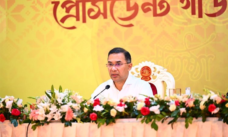 প্রধানমন্ত্রী তারেক রহমান আজ দুপুরে ঢাকা সেনানিবাসে প্রেসিডেন্ট গার্ড রেজিমেন্টের (পিজিআর) ৫১তম প্রতিষ্ঠাবার্ষিকী উপলক্ষে আয়োজিত অনুষ্ঠানে বক্তব্য দেন। ছবি : পিএমও